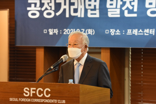 손경식 한국경영자총협회 회장이 7일 서울 소공동 프레스센터 외신기자클럽에서 열린 '공정거래법 발전 방향 모색 토론회'에서 인사말을 하고 있다. <경총 제공>